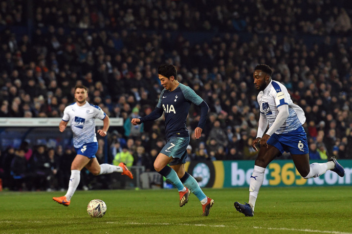 Dua menit berselang Son mencatatkan namanya di papan skor dengan sepakan kaki kiri dari tepian kotak penalti untuk menaklukkan kiper Scott Davies sekaligus mengubah kedudukan menjadi 4-0.