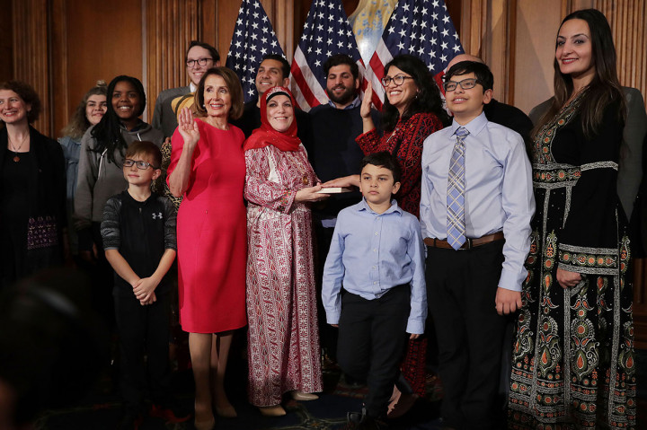 Anggota Kongres AS Rashida Tlaib diambil sumpahnya dengan menggunakan mushaf Al-Quran pribadinya di Washington DC, Kamis, 1 Januari 2019 waktu setempat. Semula Tlaib berencana disumpah dengan Al-Quran milik Thomas Jefferson, Presiden ketiga AS, tapi kemudian berubah pikiran.