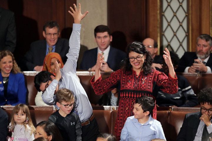 Saat dilantik Tlaib mengenakan busana tradisional Palestina Thobe. Thobe yang dikenakan Tlaib menampilkan ornamen, sulaman tangan yang dikenal dengan nama 'tatreez'. Sulaman tatreez adalah kesenian rakyat yang telah dipraktekkan turun-temurun oleh perempuan Palestina selama berabad-abad.