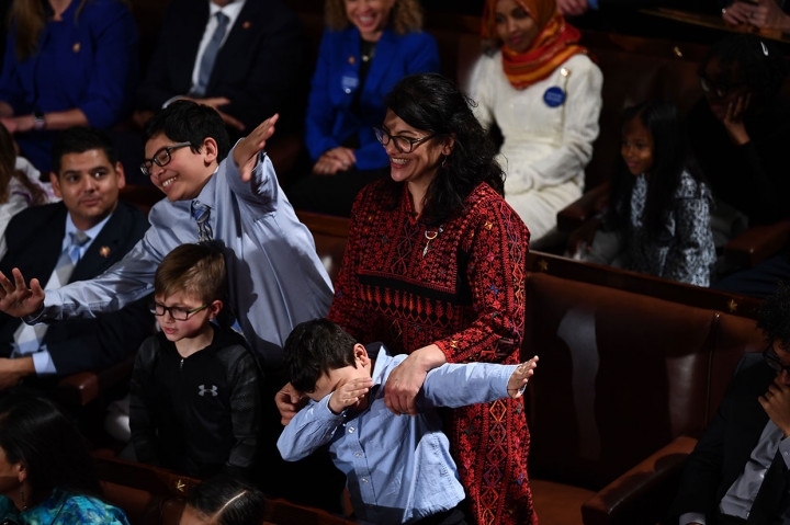 Penampilannya tersebut banyak perhatian di media sosial. Banyak perempuan membuat kejutan di Twitter dengan menyiarkan gambar diri mereka dengan memakai Thobe.