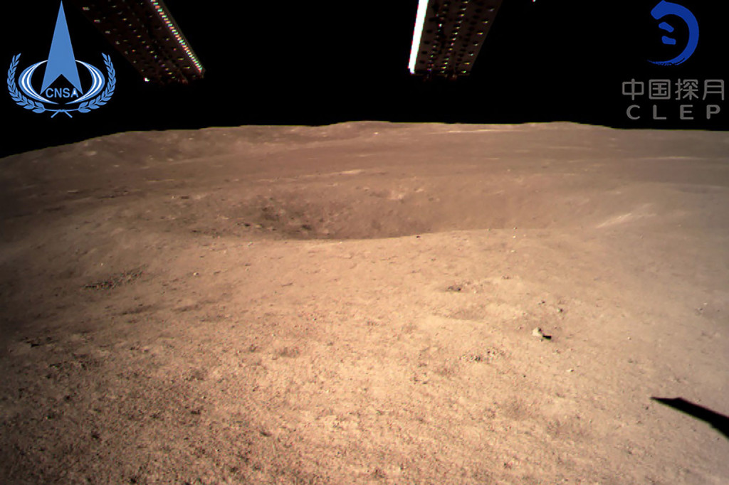 Kendaraan penyelidik Chang'e-4 mendarat dan mengirimkan foto dari daratan yang disebut 'sisi gelap' Bulan itu ke Satelit Queqiao yang kemudian meneruskan komunikasi itu ke ruang kendali di Bumi.