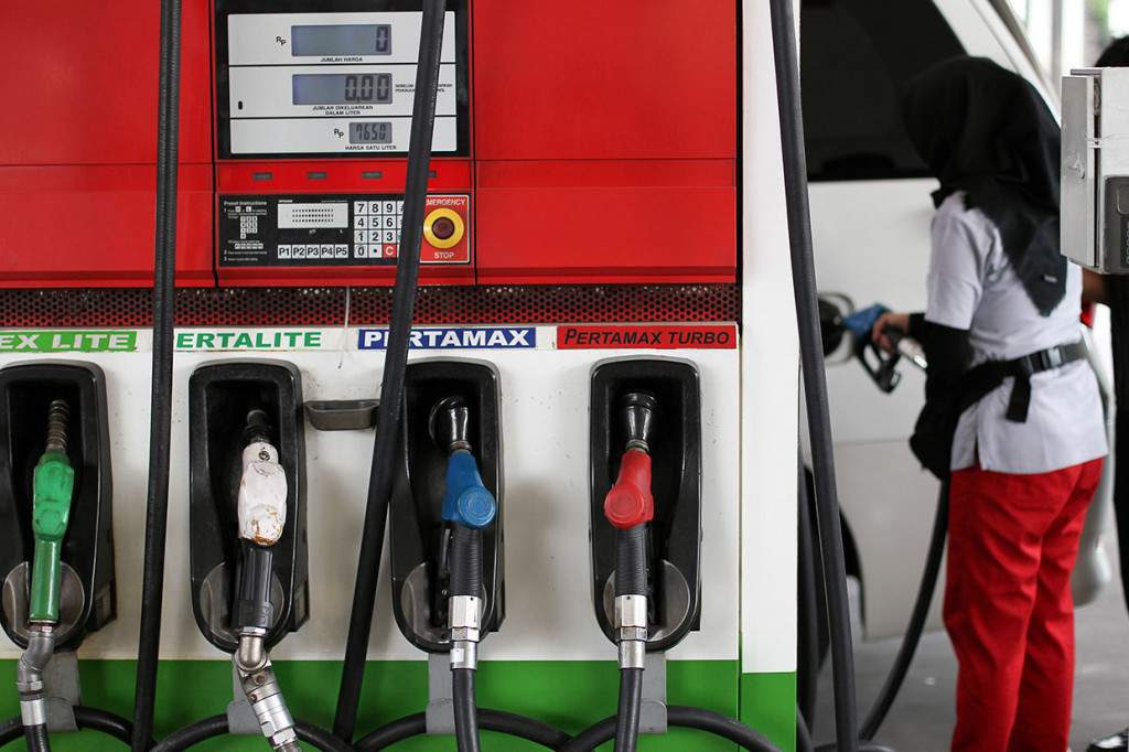 Petugas mengisi bahan bakar minyak (BBM) jenis Pertamax di stasiun pengisian bahan bakar umum (SPBU) coco Abdul Muis, Jakarta, Sabtu, 5 Januari 2019.