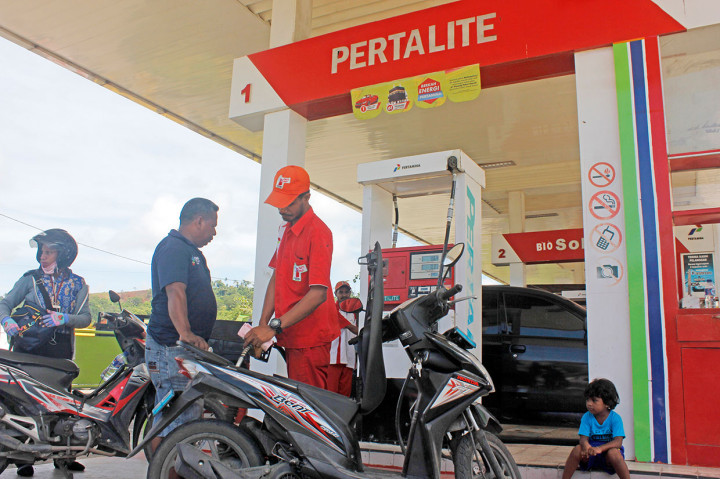 Adapun jenis BBM yang mengalami penyesuaian harga sebagai berikut: Pertalite turun sebesar Rp 150 per liter dari Rp 7.800 menjadi Rp 7.650, Pertamax turun sebesar Rp 200 per liter dari Rp 10.400 menjadi Rp 10.200, Pertamax Turbo turun sebesar Rp 250 per liter dari Rp 12.250 menjadi Rp 12.000, Dexlite turun sebesar Rp 200 per liter Rp 10.500 menjadi Rp 10.300, Dex turun sebesar Rp 100 per liter dari Rp 11.850 menjadi Rp 11.750.