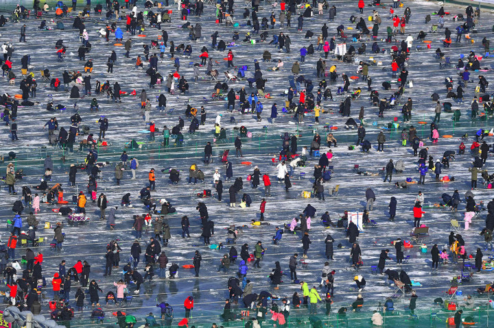Ribuan orang berpartisipasi dalam festival memancing di sungai beku tahunan di Hwacheon, sekitar 120 km timur laut Seoul, Sabtu, 5 Januari 2019.