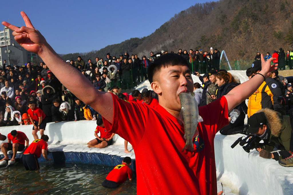 Selain menangkap ikan dengan cara memancing, dalam festival tersebut juga peserta diperbolehkan penangkap dengan tangan. Seorang peserta meluapkan kegembiraannya dengan menggigit ikan yang berhasil dia tangkap.