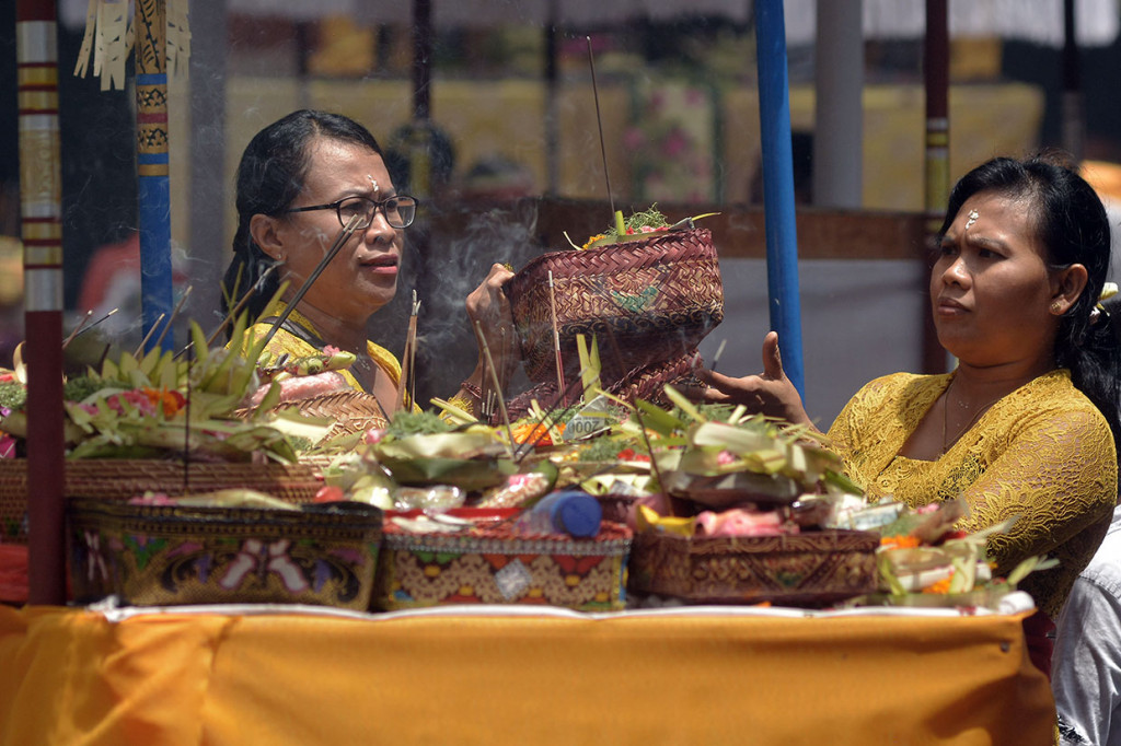 Hari Raya Kuningan merupakan rangkaian dari Hari Raya Galungan yang dilaksanakan dengan melakukan persembahyangan bersama di setiap pura.