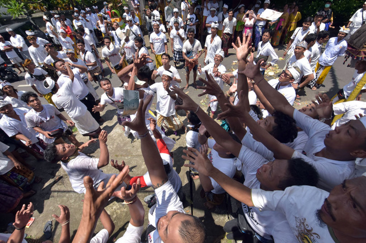 Tradisi yang bertepatan dengan perayaan Hari Raya Kuningan itu untuk beramal sekaligus mengantarkan roh para leluhur kembali ke asalnya dengan rasa suka cita.