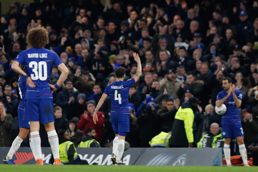 Fabregas bermain selama 85 menit hingga akhirnya digantikan oleh N'Golo Kante. Empat puluh ribu suporter Chelsea pun memberikan standing ovation untuk Fabregas.