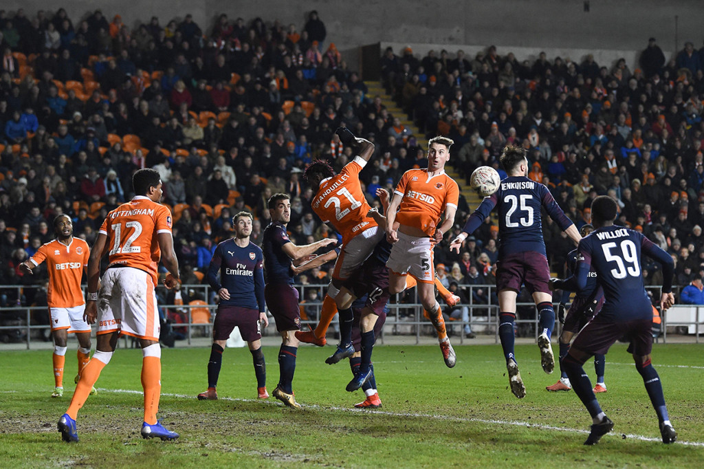 Di babak kedua, Arsenal sempat kesulitan menambah gol. Pun begitu dengan tuan rumah, yang cukup kesulitan membongkar pertahanan Arsenal.