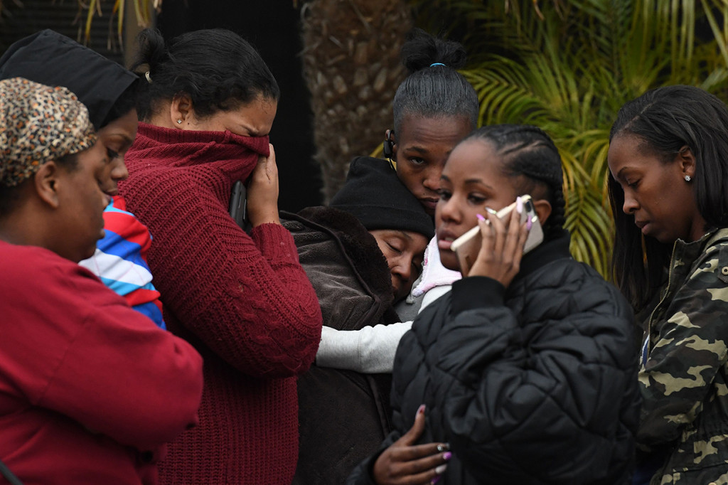 Insiden ini terjadi setelah ada perkelahian di Gable House Bowl. Polisi masih memburu tersangka penembakan ini.