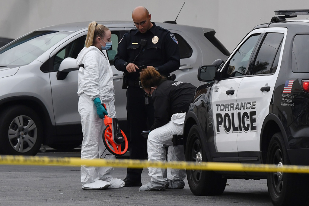 Dua pria dibawa ke rumah sakit, sementara dua lainnya memilih mencari perawatan medis mereka sendiri. Tiga orang ditemukan tewas di lokasi.
