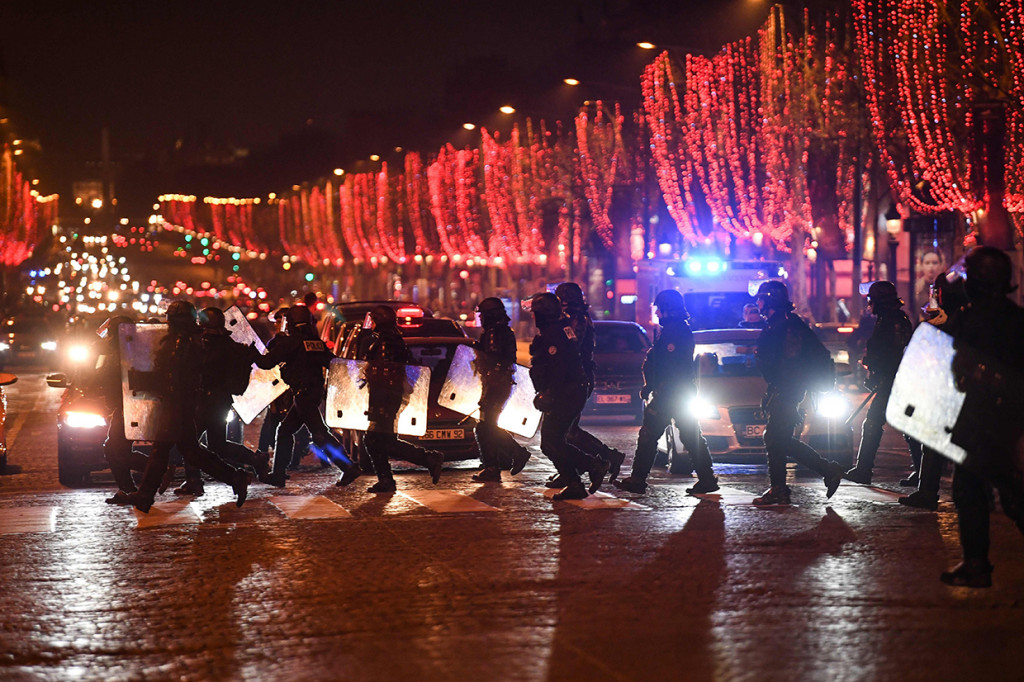 Massa berkumpul di Champs-Elysees, Paris. Sebanyak 15 mobil polisi berjaga di lokasi. Afp Photo/Eric Feferberg