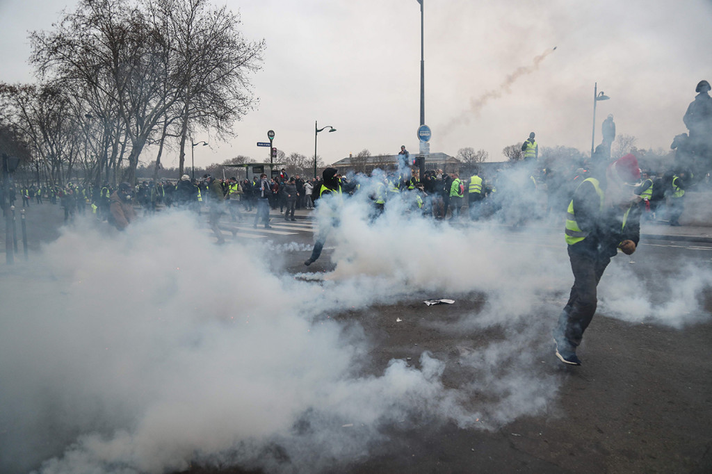 Terjadi pula baku hantam di dekat Sungai Seine. Beberapa demonstran membakar sampah-sampah dan menghancurkan material. Beberapa lainnya bahkan ada yang membakar sepeda motor yang melintas. Afp Photo/Zakaria Abdelkafi