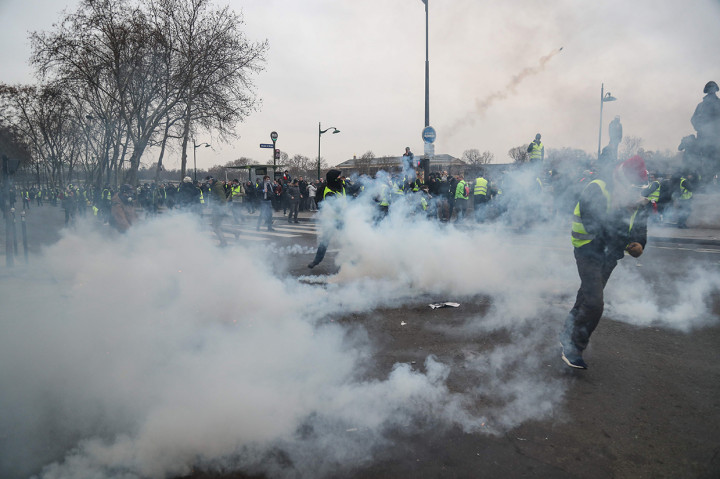 Terjadi pula baku hantam di dekat Sungai Seine. Beberapa demonstran membakar sampah-sampah dan menghancurkan material. Beberapa lainnya bahkan ada yang membakar sepeda motor yang melintas. Afp Photo/Zakaria Abdelkafi