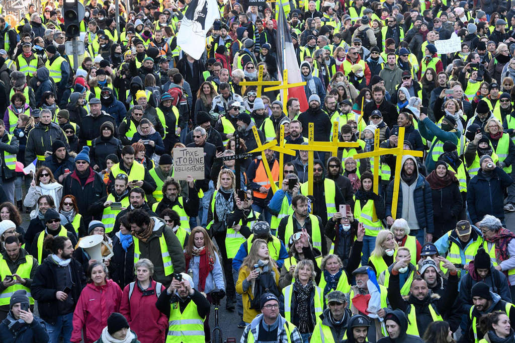 Aksi ini tak hanya berlangsung di Kota Paris saja. Beberapa kota di sekitar Paris juga terdapat aksi serupa. Afp Photo/Mehdi Fedouach
