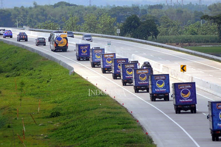 Sembako dibawa melalui jalan darat, tampak konvoi 38 truk NasDem saat melintas di Jalan Tol Surabaya-Ngawi menuju ke Lampung, dan Banten.