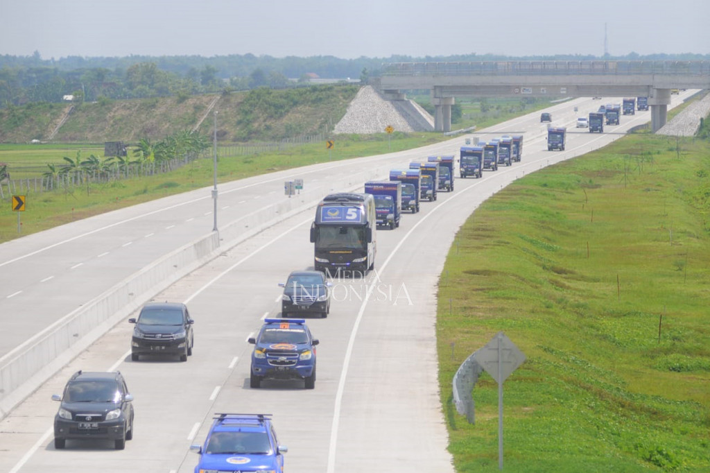 Pemilihan jalur tol ini karena di era pemerintahan Presiden Jokowi ini sudah tersambung jalan tol dari Surabaya hingga Jakarta. Rombongan konvoi ini dipimpin Ketua DPW NasDem Jatim beserta jajarannya dan beberapa ketua DPD.
