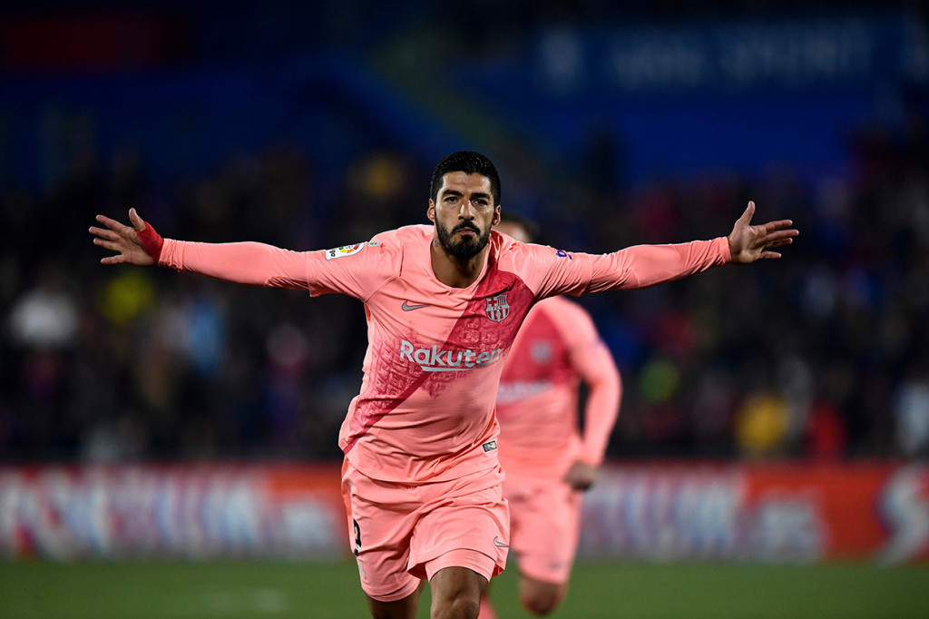 Blaugrana menggandakan keunggulan pada menit ke-39. Luis Suarez menciptakan gol indah lewat tendangan voli dari luar kotak penalti.
