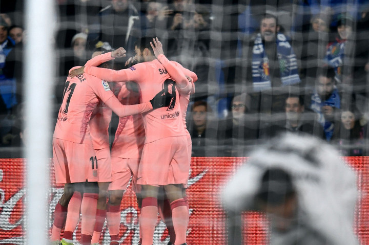 Dua menit menjelang babak pertama berakhir, tuan rumah bisa memperkecil kedudukan. Gol Jaime Mata menutup babak pertama dengan skor 2-1 untuk Barcelona.