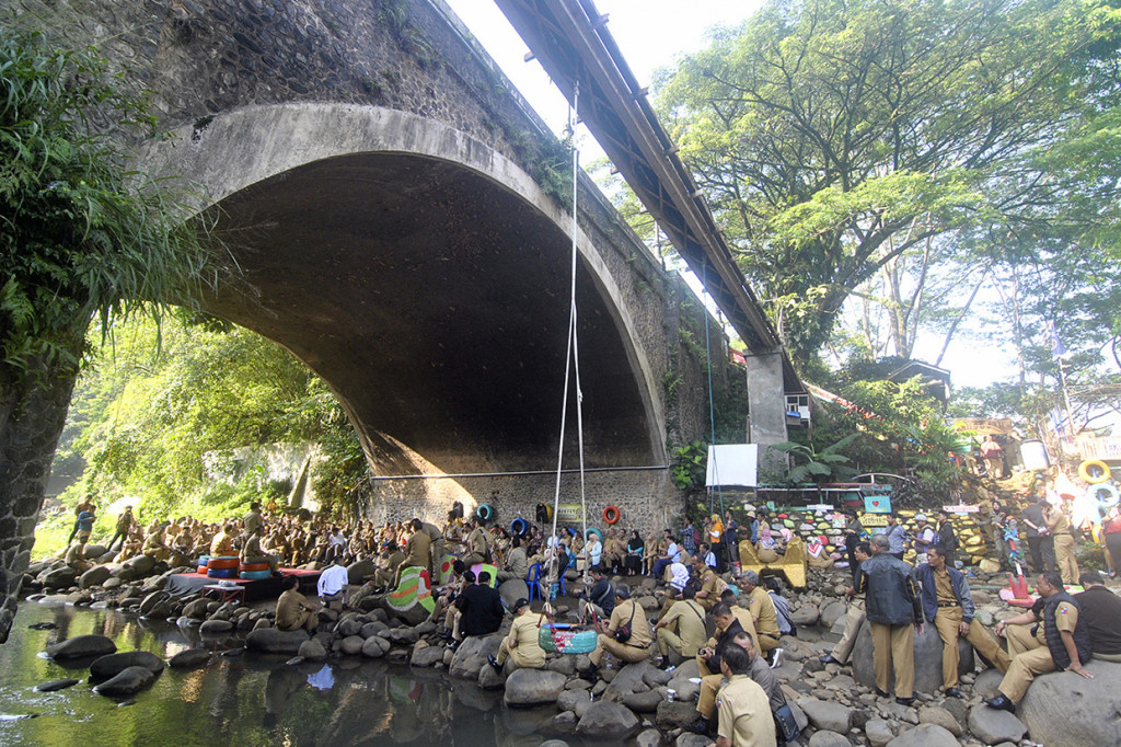 Sejumlah Aparatur Sipil Negara (ASN) di lingkungan kerja Pemerintah Kota Bogor mengikuti pengarahan Wali Kota Bogor Bima Arya di bawah kolong jembatan Jalak Harupat, Kelurahan Sempur, Kota Bogor, Jawa Barat.