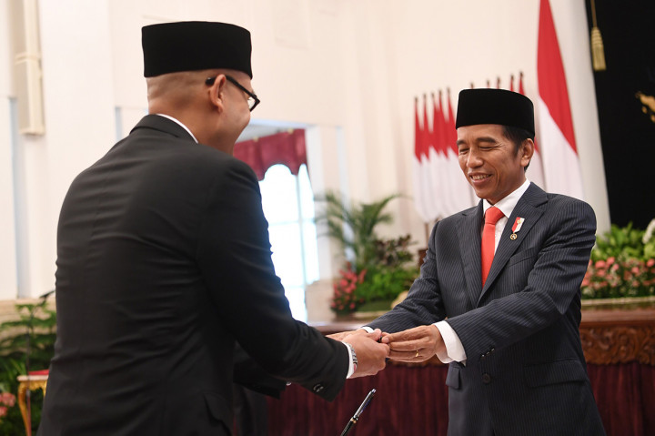Presiden Joko Widodo memberikan pena kepada Duta Besar Luar Biasa dan Berkuasa Penuh (Dubes LBBP) RI untuk Republik Perancis merangkap Kepangeranan Andorra Keharyapatihan Monaco dan UNESCO Arrmanatha Nasir ketika pelantikan di Istana Negara Jakarta.