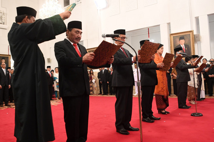 Setelah itu, Presiden Jokowi menyaksikan upacara pengucapan sumpah jabatan Anggota Lembaga Perlindungan Saksi dan Korban (LPSK).