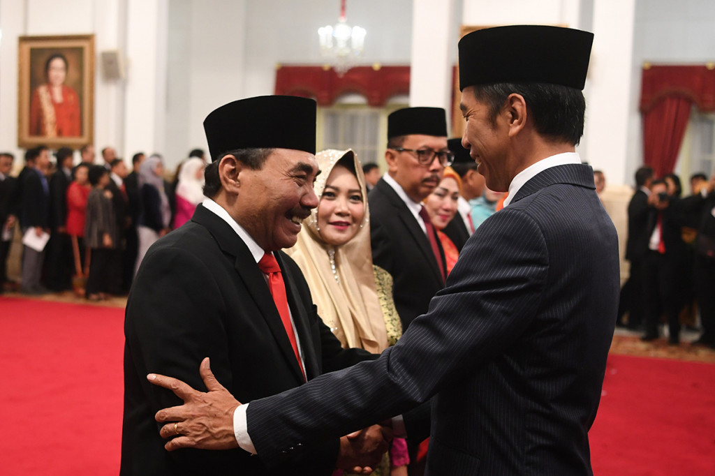 Presiden Joko Widodo (kanan) memberikan ucapan selamat kepada anggota Lembaga Perlindungan Saksi dan Korban (LPSK) Hasto Atmojo Suroyo seusai upacara pengucapan sumpah jabatan di Astana Negara Jakarta.