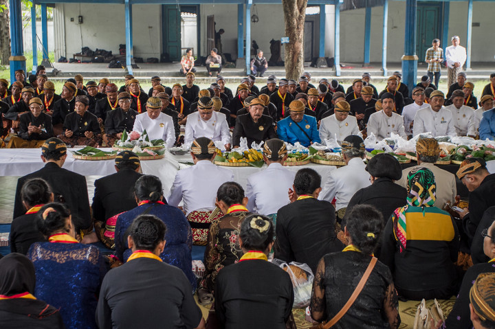 Abdi dalem dan kerabat Keraton memanjatkan doa saat tradisi Wilujengan Nagari Mahesa Lawung di Keraton Kasunanan, Solo, Jawa Tengah.