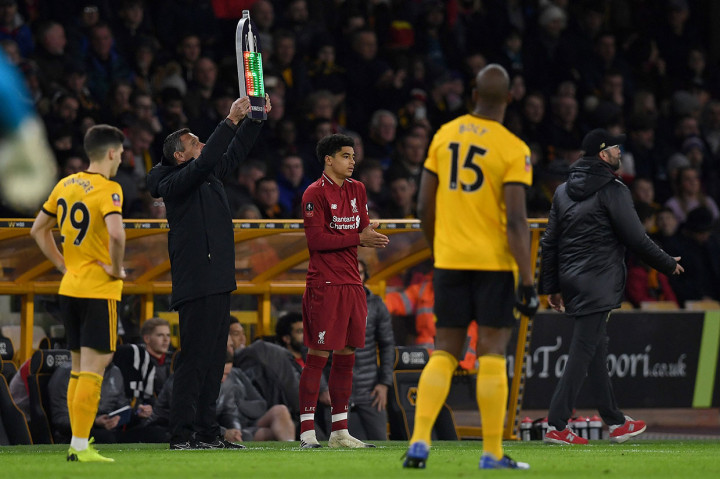 Klopp juga memasukkan bek muda berusia 16 tahun 11 bulan 20 hari, Ki-Jana Hoever, saat Dejan Lovren mengalami cedera saat laga baru berjalan lima menit.