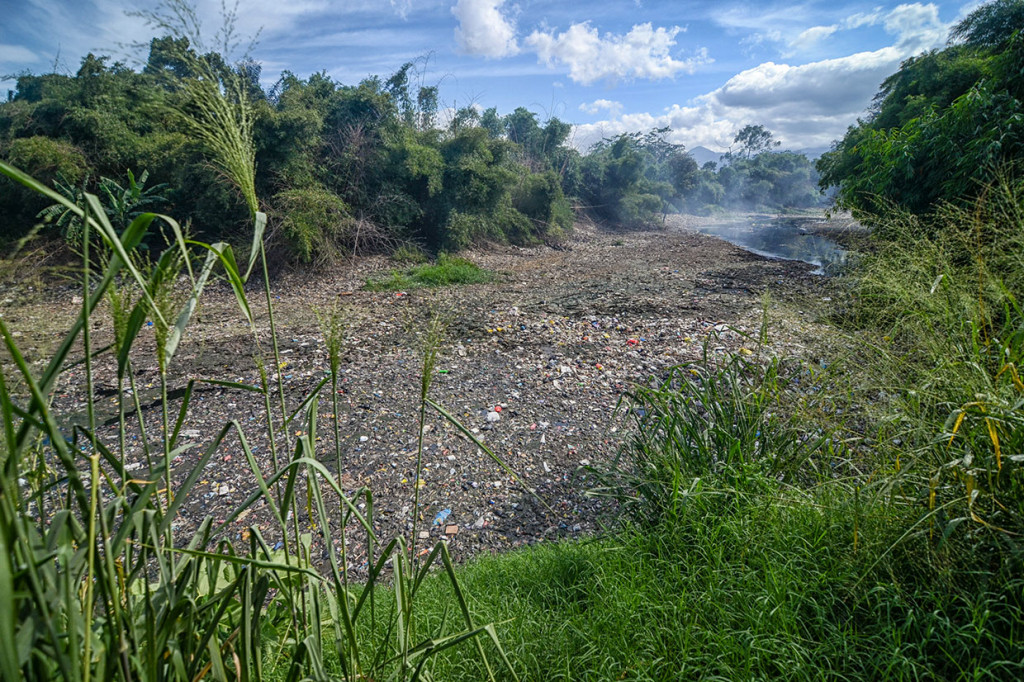 Kodam III Siliwangi, Polda Jawa Barat, serta pegiat lingkungan turut dikerahkan untuk merevitalisasi Citarum. Sungai dengan panjang 297 kilometer itu memiliki tiga permasalahan yang akut, yaitu limbah, sampah, dan banjir.