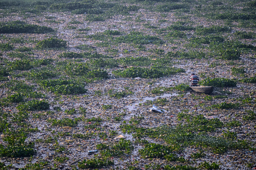 Sejak beragam industri berkembang pada 1970-an, perubahan warna air mulai terjadi di sungai kebanggan warga Jawa Barat ini. Limbah tanpa diolah hasil buangan sejumlah pabrik nakal telah meracuni seisi mahkluk hidup yang menghuni sungai.