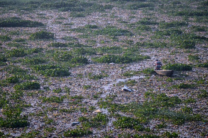 Sejak beragam industri berkembang pada 1970-an, perubahan warna air mulai terjadi di sungai kebanggan warga Jawa Barat ini. Limbah tanpa diolah hasil buangan sejumlah pabrik nakal telah meracuni seisi mahkluk hidup yang menghuni sungai.