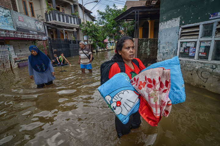 Saat musim penghujan datang, warga bantaran Sungai Citarum khususnya di wilayah Bandung Selatan kerap kali dihantui oleh banjir. Menurut warga sekitar, banjir telah ada saat mereka membangun rumah di sana.