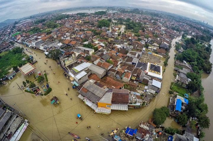 Berbagai upaya telah dilakukan oleh Pemerintah Provinsi Jawa Barat, salah satunya dengan membangun kolam retensi Cieunteung. Namun, usaha tersebut tidak membuahkan hasil, banjir masih terjadi saat hujan besar datang.
