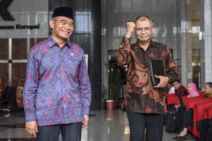 Ketua KPK Agus Rahardjo (kanan) bersama Menteri Pendidikan dan Kebudayaan (Mendikbud) Muhadjir Effendy (kiri) seusai melakukan pertemuan di gedung KPK, Jakarta.