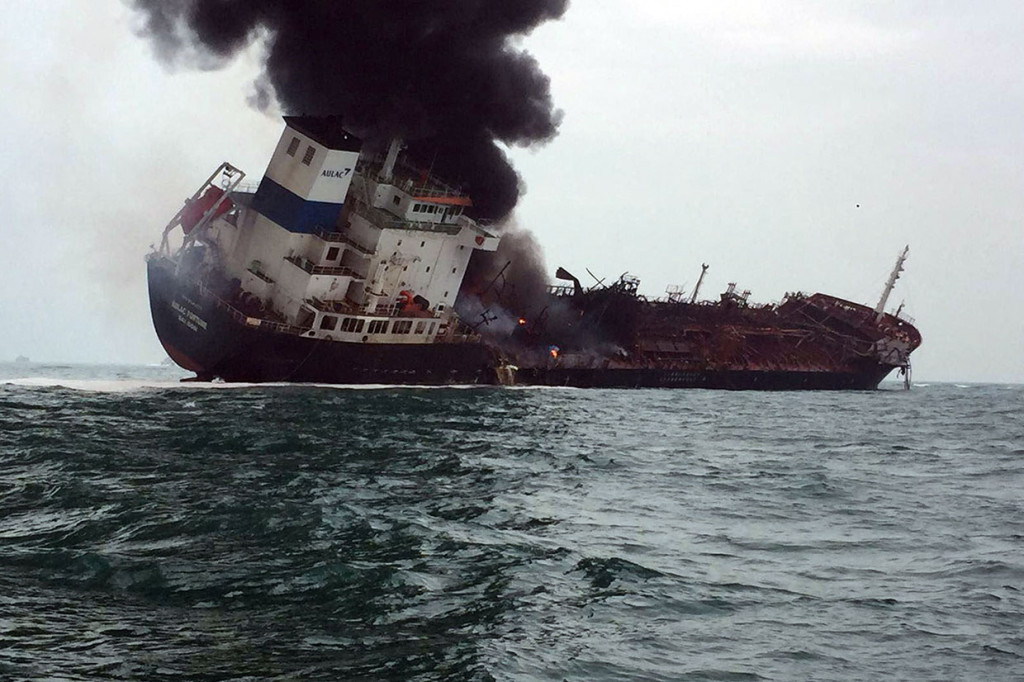 Asap hitam membubung tinggi ke udara setelah kebakaran melanda sebuah kapal tanker minyak di perairan selatan Pulau Lamma, Hong Kong, Selasa, 8 Januari 2019.