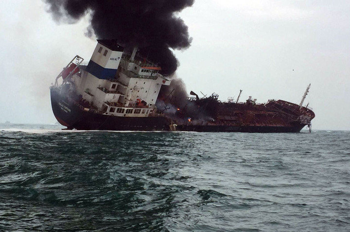 Asap hitam membubung tinggi ke udara setelah kebakaran melanda sebuah kapal tanker minyak di perairan selatan Pulau Lamma, Hong Kong, Selasa, 8 Januari 2019.