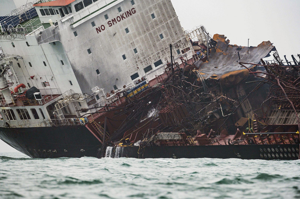 Sedikitnya satu orang tewas sementara 21 lainnya berhasil diselamatkan dalam kebakaran kapal tanker minyak tersebut.