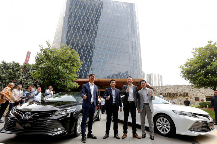 All New Camry yang ada di Indonesia didatangkan secara utuh (CBU) dari Thailand.
