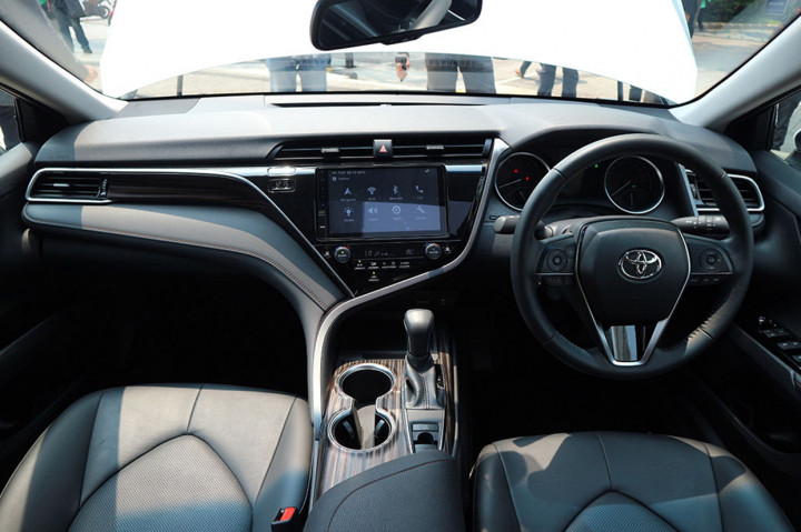 Camry generasi kedelapan ini sudah mengusung konsep type cockpit dashboard dengan gaya yang stylish namun tetap mengedepankan kepraktisan.