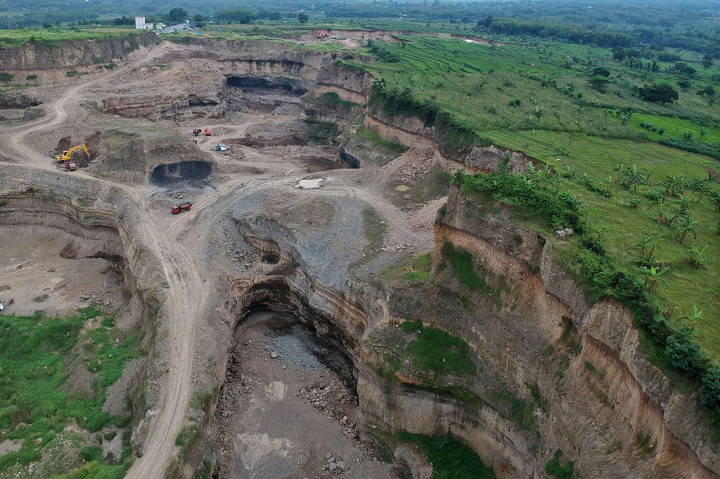 Aktivitas tambang Galian C di kawasan yang saat ini dikenal sebagai 'Brown Canyon' itu telah berlangsung lebih dari sepuluh tahun dan telah memapras perbukitan setempat hingga menyisakan pilar tebing serta hamparan tanah.