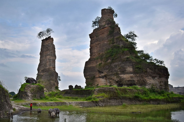 Hilangnya bukit dieksploitasi secara masif tanpa izin oleh oknum pengusaha juga menyebabkan resapan air berkurang dan bencana kekeringan air bersih.