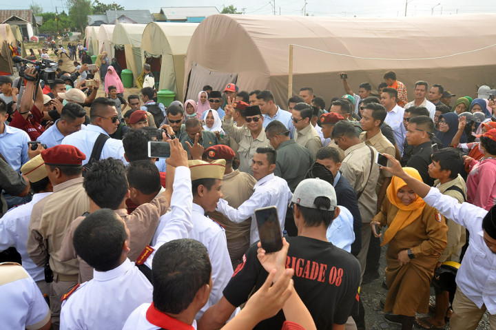 Calon Presiden nomor urut 02, Prabowo Subianto (tengah) saat mengunjungi pengungsi korban bencana gempa, tsunami dan likuifaksi pada lokasi pengungsian di Kabupaten Sigi, Sulawesi Tengah.