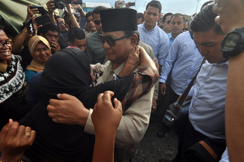 Selain bersilaturahmi serta melihat kondisi pengungsi, Prabowo juga menghadiri pelaksanaan temu kader, relawan dan simpatisan yang digelar di Kota Palu.