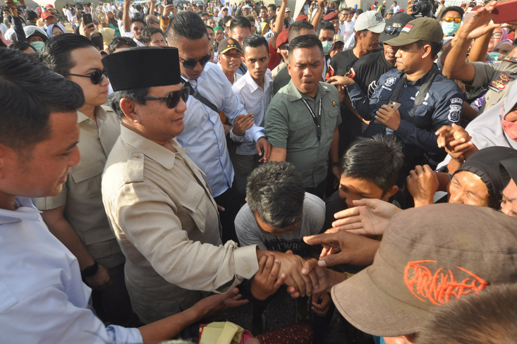 Kehadiran Prabowo di sana juga untuk melihat perkembangan penyaluran bantuan yang diberikan Gerindra untuk para korban.