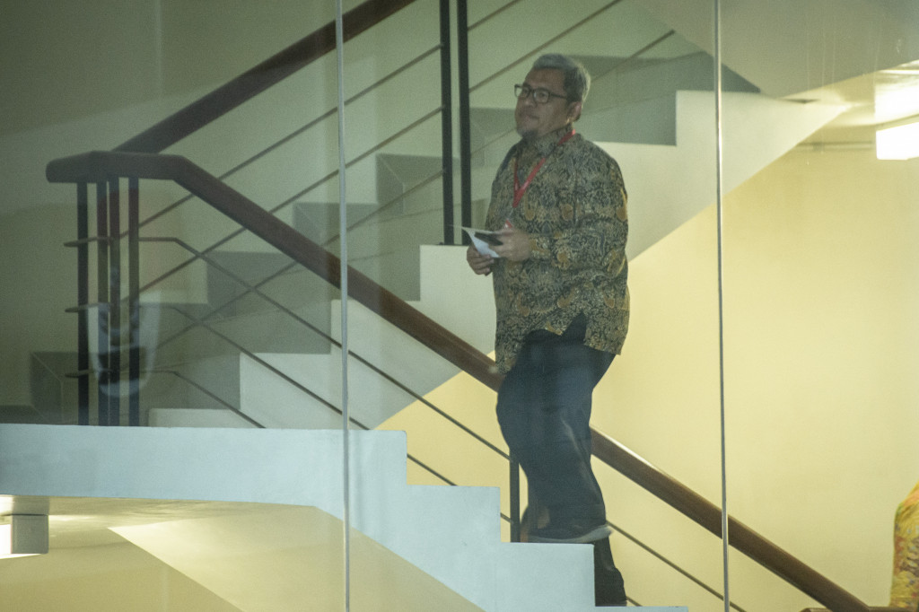 Dalam penyidikan kasus tersebut, KPK terus mendalami sejumlah penyimpangan perizinan yang diduga terjadi sejak awal dan keterkaitannya dengan dugaan suap yang diberikan kepada Neneng Hassanah Yasin dan juga pendalaman sumber uang suap tersebut pada sejumlah pejabat dan pegawai Lippo Group. Antara Foto/Aprillio Akbar