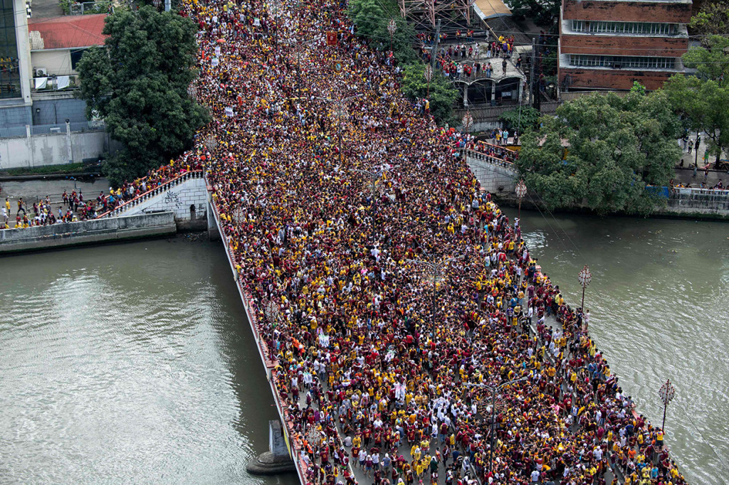 Setiap 9 Januari, jutaan umat Katolik di Manila, Filipina, berdesak untuk menyentuh 'Black Nazarene', patung Yesus berkulit gelap yang membawa salib hitam. Afp Photo/Noel Celis
