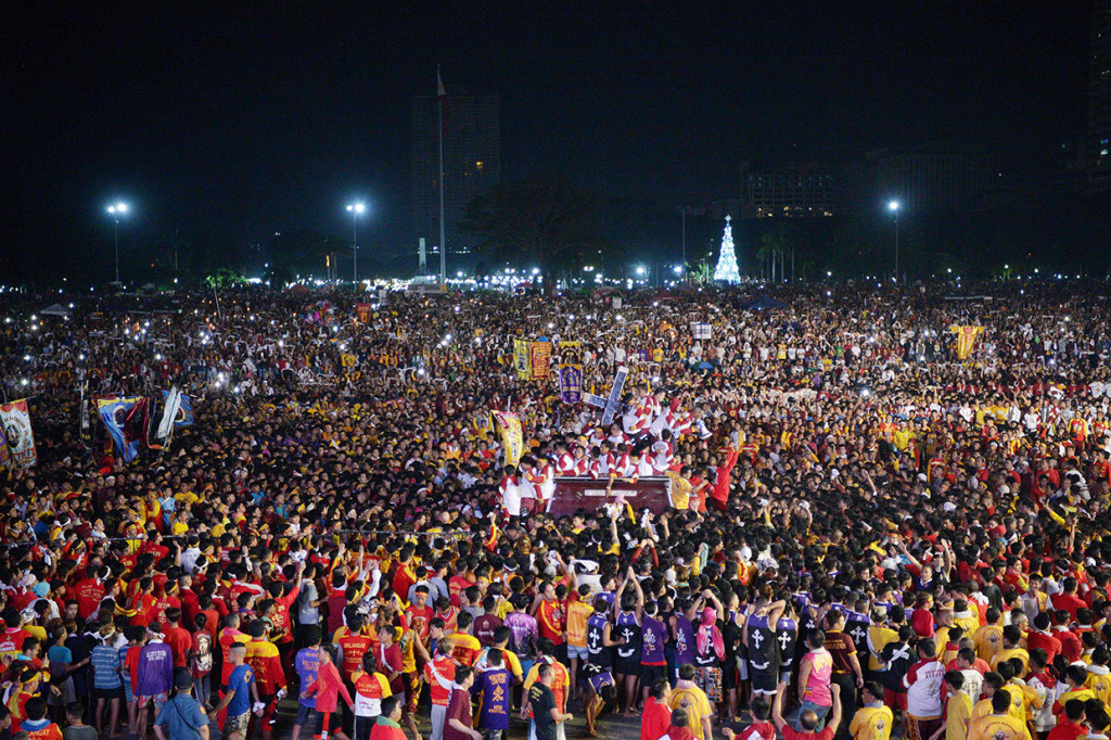 Jutaan umat Katolik ini bukan hanya datang dari Manila, namun juga seluruh penjuru Filipina. Patung Black Nazarene yang menggambarkan Yesus tengah memapah salib hitam diyakini banyak mendatangkan keajaiban dan keberkahan. Afp Photo/Ted Aljibe