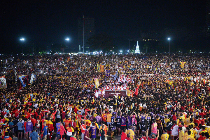 Jutaan umat Katolik ini bukan hanya datang dari Manila, namun juga seluruh penjuru Filipina. Patung Black Nazarene yang menggambarkan Yesus tengah memapah salib hitam diyakini banyak mendatangkan keajaiban dan keberkahan. Afp Photo/Ted Aljibe