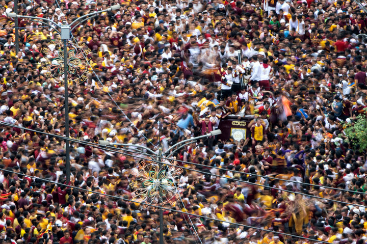 Tak jarang, terjadi adu dorong dan desak-desakan antar jemaat yang ingin menyentuh bagian parade Black Nazarene. Afp Photo/Noel Celis
